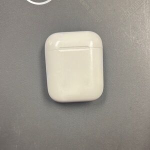 White Airpods Earbuds & Charging Case